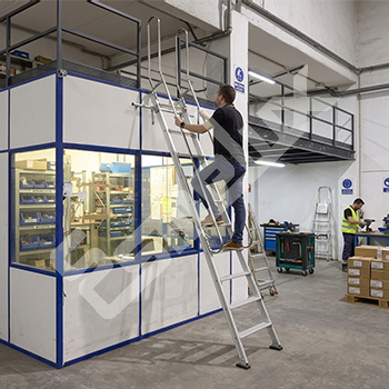 Escalera de aluminio con barandilla